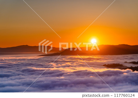 從北海道美幌子看到的清晨屈斜路湖 從北海道美幌子看到的清晨屈斜路湖 117760124