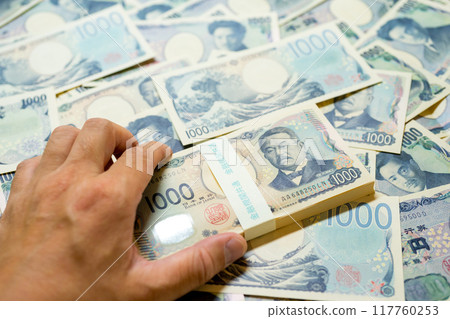 2024 年:新舊 1000 日元紙幣和手的混合 2024 年:新舊 1000 日元紙幣和手的混合 117760253