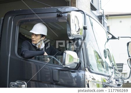 工人在卡車上工作 117760269