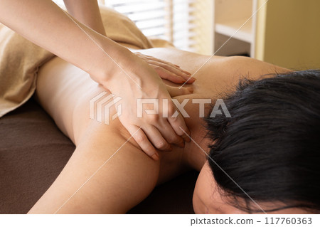 Men's beauty salon body care treatment Men's beauty salon body care treatment 117760363