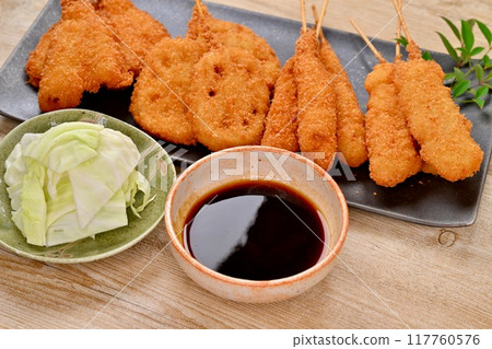 炸串、炸串、炸串、鄉土料理、大阪、接吻、蓮藕、蝦子、魷魚、醬汁 炸串、炸串、炸串、鄉土料理、大阪、接吻、蓮藕、蝦子、魷魚、醬汁 117760576