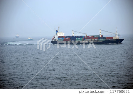 清晨，一艘貨櫃船在瀨戶內海航行 117760631