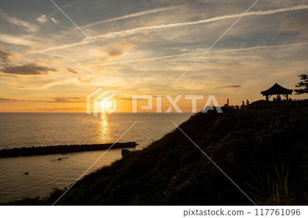 新潟縣柏崎市椎矢花夕陽之丘公園、日本海日落 新潟縣柏崎市椎矢花夕陽之丘公園、日本海日落 117761096
