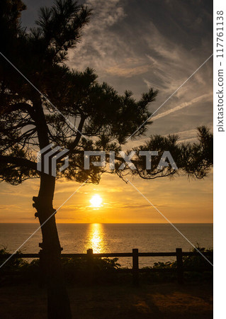 新潟縣柏崎市夕陽丘公園日本海的夕陽 117761138