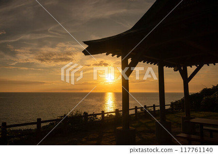 Sunset over the Sea of Japan at Yuhigaoka Park in Kashiwazaki, Niigata Prefecture 117761140