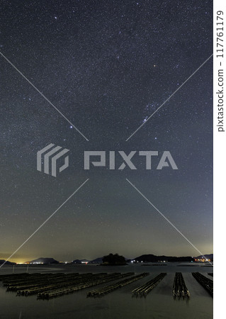 瀨戶內冬季星空獵戶座和冬季天河 117761179