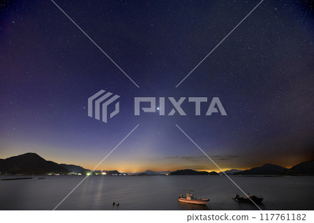 Winter starry sky in Setouchi: Venus and the zodiacal light rising in the dawn sky Winter starry sky in Setouchi: Venus and the zodiacal light rising in the dawn sky 117761182
