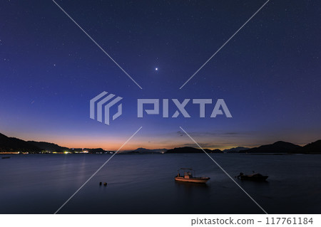 瀨戶內的冬季星空：金星和黃道光在黎明的天空中升起 117761184