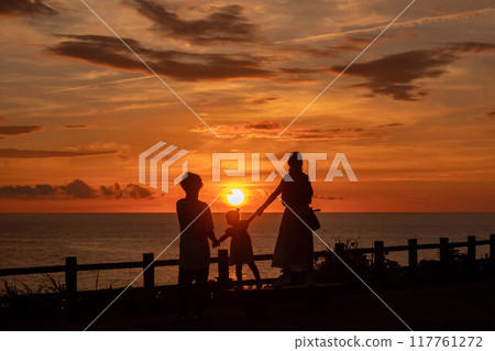 Watching the sun set over the Sea of Japan at Yuhigaoka Park in Kashiwazaki, Niigata Prefecture Watching the sun set over the Sea of Japan at Yuhigaoka Park in Kashiwazaki, Niigata Prefecture 117761272