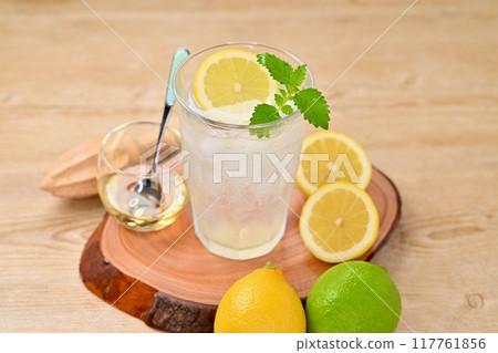 檸檬南瓜、檸檬水、檸檬碳酸水、飲料。 117761856