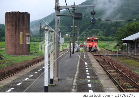 進入東目站的柴油列車 進入東目站的柴油列車 117762775