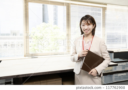 女員工在辦公室微笑 117762908