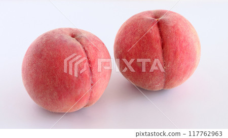 兩個完整成熟的新鮮桃子:食品廣告圖像 兩個完整成熟的新鮮桃子:食品廣告圖像 117762963