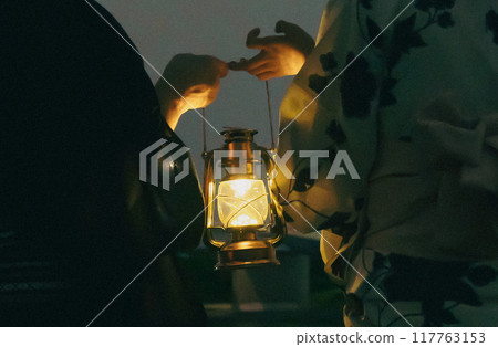 兩個男人在燈光照亮的夜晚手牽手 兩個男人在燈光照亮的夜晚手牽手 117763153