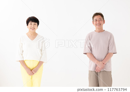 Friends Senior couple 117763794