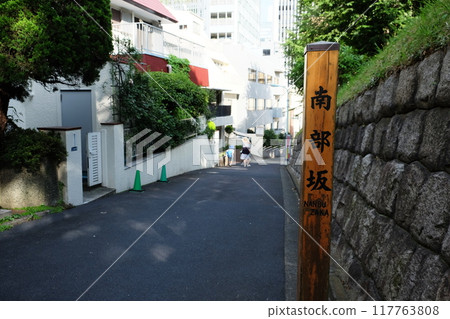 Tokyo, Minato Ward, next to the US Embassy [Nambuzaka (Akasaka Nambuzaka)] (Akasaka 2-chome and Roppongi 2-chome, Minato Ward, Tokyo) 117763808