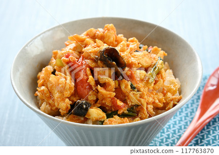 Tomato and egg fried rice bowl Tomato and egg fried rice bowl 117763870