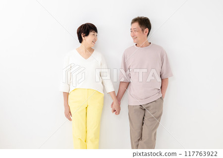 Senior couple connecting hands Senior couple connecting hands 117763922