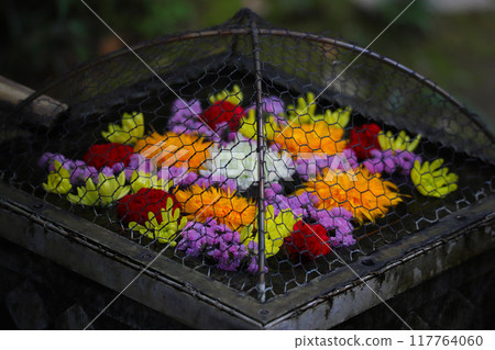 Yamanashi: Takeda Shrine celebrates the anniversary of Takeda Shingen's death with a beautiful offering of flower water basin 117764060
