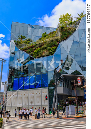 Tokyo: Shibuya Ward cityscape, Jingumae intersection, Tokyu Plaza Harajuku "Harakado" 117764227