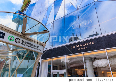 東京澀谷區、神宮前十字路口、東急廣場原宿「原門」的城市景觀 117764243