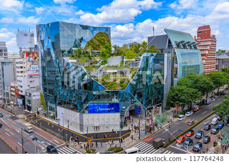 Tokyo: Shibuya Ward cityscape, Jingumae intersection, Tokyu Plaza Harajuku "Harakado" 117764248