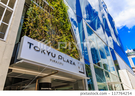 Tokyo: Shibuya Ward cityscape, Jingumae intersection, Tokyu Plaza Harajuku "Harakado" 117764254