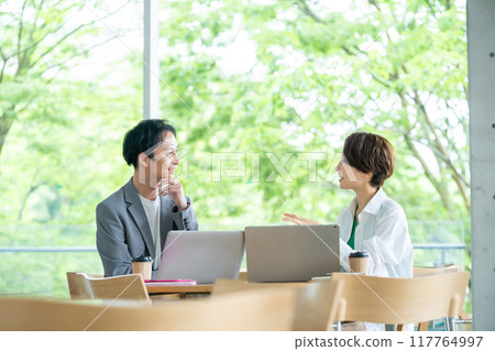 商人在開會，辦公室工作人員交談 117764997