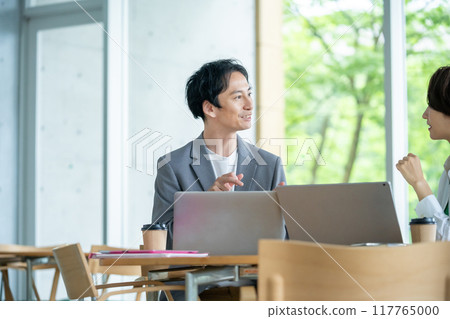 Businessmen in a meeting, Office workers talking 117765000