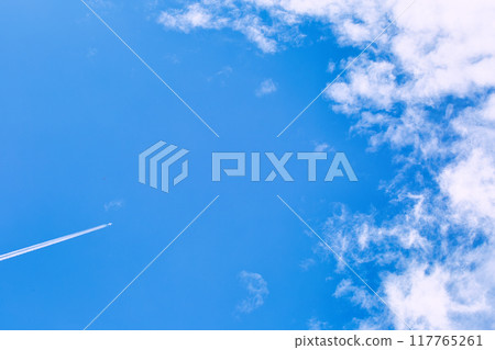 漂浮在藍天的空中云彩 117765261