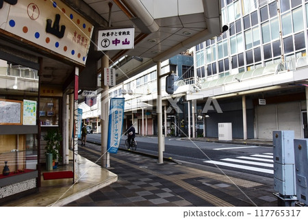 Fuji City: Yoshiwara Shopping Street in Yoshiwara-juku (Shin-Yoshiwara-juku) on the Tokaido 117765317