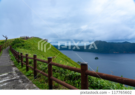 夏日雲霧繚繞的摩週湖，北海道第一展望台 117765602