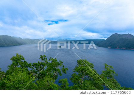 夏日雲霧繚繞的摩週湖，北海道第一展望台 117765603