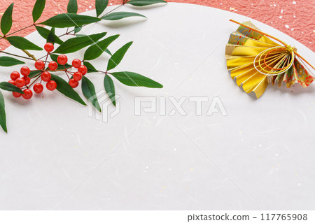 紅白日本紙上南天葉、紅莓和金扇的日式背景 117765908