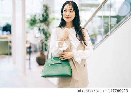 Women shopping Women shopping 117766033
