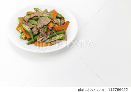 炒豬肉、秋葵和胡蘿蔔 炒豬肉、秋葵和胡蘿蔔 117766055