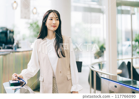 女子通過安全門 117766090