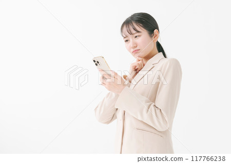 使用智能手機的女商人 117766238