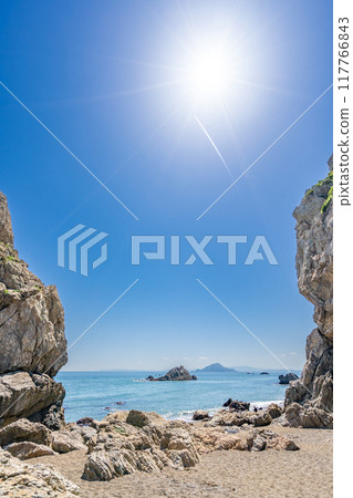 Hinode Stone Gate, Kishi Stone Gate The ocean floor moved 200 million years ago due to the Pacific Plate. The undulating folds and faults are a record of past movements. 117766843