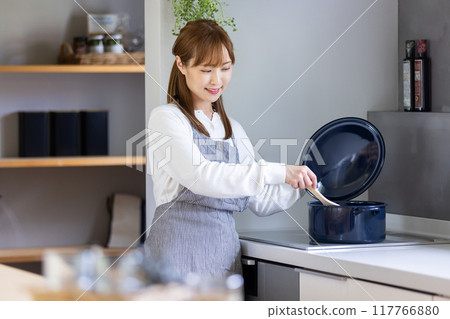 微笑著做飯的女人 做飯的女人 117766880