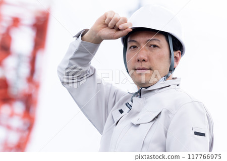 工人在建築工地工作 工人在建築工地工作 117766975