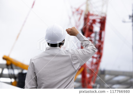 Workers working at a construction site 117766980