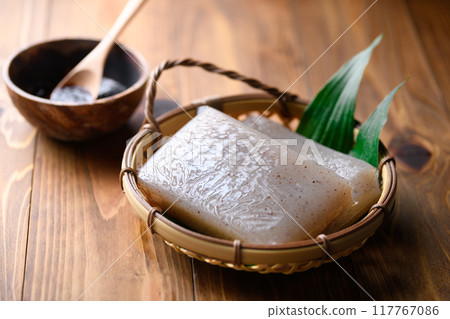 Konjac (wood grain background) Konjac (wood grain background) 117767086