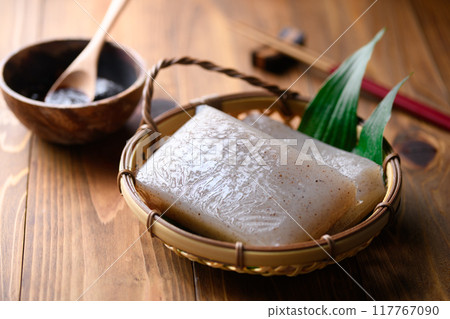 Konjac (wood grain background) Konjac (wood grain background) 117767090