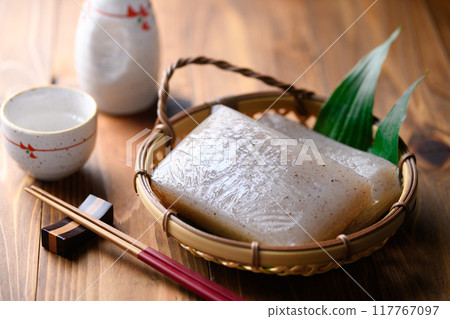 Konjac (wood grain background) Konjac (wood grain background) 117767097