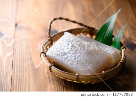 Konjac (wood grain background) 117767098