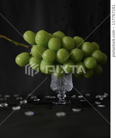 玻璃器皿上的美味新鮮光澤玫瑰香 117767281