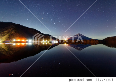 從精進湖畔欣賞富士山的夜景和升起的冬季星座 從精進湖畔欣賞富士山的夜景和升起的冬季星座 117767701
