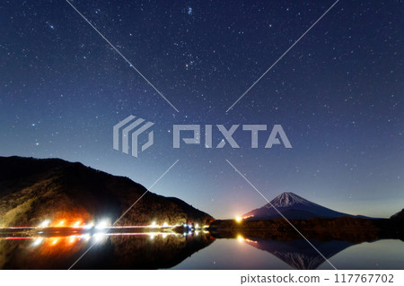 Night view of Mt. Fuji and the rising winter constellations from the shores of Lake Shojiko 117767702
