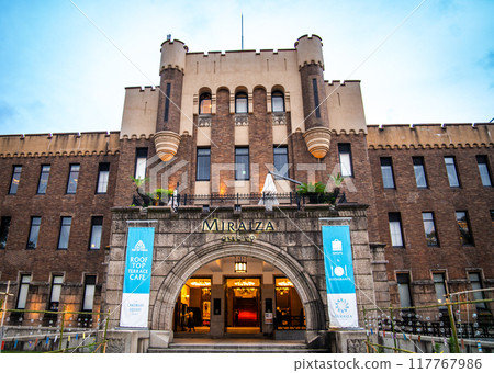 Views of Osaka Castle in evening in Japan  117767986